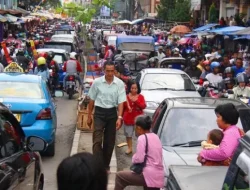 Pasar Tumpah Pondok Gede Bikin Macet