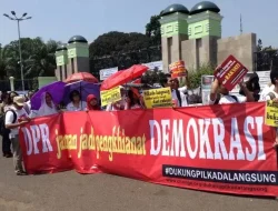 Dukung Pilkada Langsung, 35 Lembaga Demo di Gedung DPR