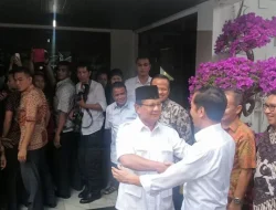 Sama-sama Update, Begini Status Jokowi dan Prabowo di FB Setelah Bertemu