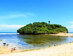 Menikmati Pesona Pantai Drini di Akhir Pekan