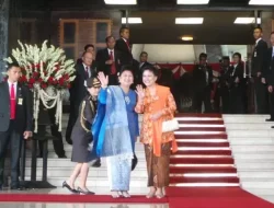 Ini Gaya Busana Iriana yang Dianggap Mirip dengan Gaya Ibu Tien