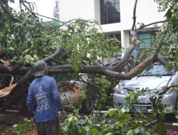 Kantor Wali Kota Bekasi Porak-poranda Dihantam Hujan Lebat dan Angin Kencang