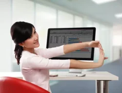 Agar Fisik Tetap Bugar, Ini 6 Gerakan Peregangan yang Bisa Kamu Lakukan Sambil Duduk Saat di Kantor