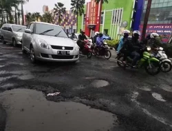 Kontraktor Gunakan Beton Abal-abal, Jalan di Bekasi Cepat Rusak