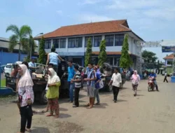 Dagangan Sepi Gara-gara Jalan Ditutup, Pedagang Pasar Lemahabang Demo