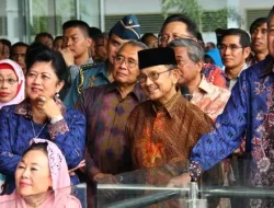 Anda Pasti Malu Kalau Lihat Langsung Kejadian Bodoh yang Dihadiri SBY dan Habibie Ini