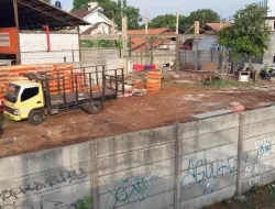 Warga Bekasi Protes Kebaradaan Gudang Penyimpanan Ayam