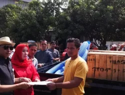 PDI Perjuangan Bekasi Serahkan Pompa Air dan Traktor untuk Petani