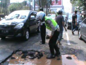 Bocor, Pipa PDAM Tirta Patriot di Jalan Ahmad Yani Bikin Repot Warga