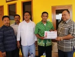 Mochtar Mohamad Bagi-bagi Beasiswa untuk Calon Mahasiswa