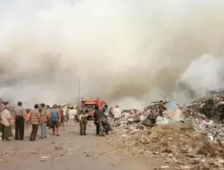Kebakaran Sampah Bantargebang Sulit Dipadamkan