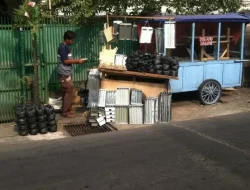 Pedagang Perlengkapan “Bakar Sate” di Bekasi Laris Manis