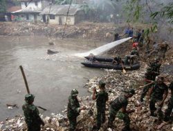 Peringati Hari Jadi TNI, Anggota Kodim 0509/Kabupaten Bekasi Bersih-bersih Kali Cikarang