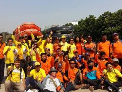 Peringati HUT Partai ke-51, Golkar Kota Bekasi Bersih-bersih Sungai