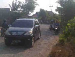 Belum Lama Diperbaiki, Jalan Raya Babelan Sudah Rusak