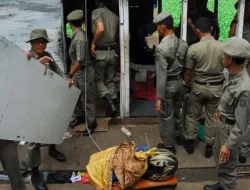Puluhan Bangunan Liar Pingggir Kali di Bekasi Utara Dibongkar
