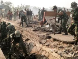 HUT Ke-70 TNI, Koramil 02/Pondok Gede Bebersih Lingkungan Bareng Warga
