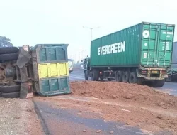 Cerita Buruh dan Polisi Evakuasi Truk yang Terguling di Tol Cibitung