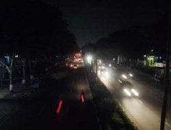 Lampu PJU Tertutup Pohon, Jalan KH Noer Alie Bekasi Gelap