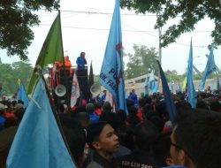 Geruduk Kantor Pemkot Bekasi, Ratusan Buruh Suarakan Penolakan PP 78 2015