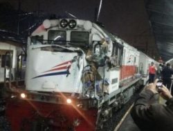 Mogok, Mobil Boks Ringsek Ditabrak Kereta di Aren Jaya