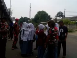 Setelah DPRD Bekasi, Giliran Ormas Hadang Truk Sampah DKI Jakarta