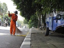 Dinas Kebersihan Kota Bekasi Rencanakan Perbaikan Gaji Pesapu Jalanan