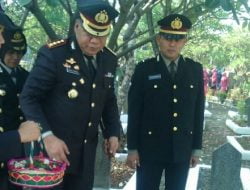 Pejabat Kota Bekasi Tabur Bunga di Makam Pahlawan