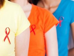 Hari AIDS Sedunia, Aktivis Bekasi Bagi-bagi Bunga dan Pita Merah