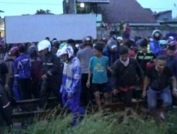 Cerita Detik-detik Kereta Tabrak Pengendara Motor di Bekasi Barat