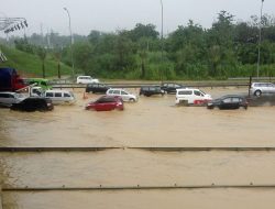 Terendam Banjir, Akses Tol Cibatu Tertutup