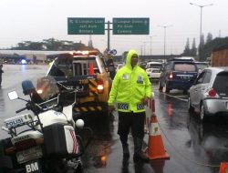 Kesasar Gowes di Jalan Tol Bekasi, Perempuan Ini Diselamatkan Polisi