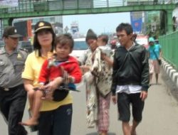Razia di Bekasi: Anak Istri Mengemis, Bapak Santai Sambil Merokok