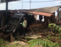 Avanza Seruduk Pangkalan Ojek di Cikarang, 4 Orang Luka-luka