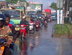 Luapan Air Kali PDAM Bikin Macet Jalan di Depan SMK 1 Cikarang