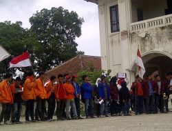 Puluhan Mahasiswa Ini Berniat ‘Lengserkan’ Bupati Bekasi
