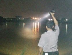 Dramatis, Petani Cikarang Ini Terkepung Banjir di Tengah Sawah Malam Hari