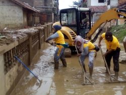 Polwan Jatiasih Bersihkan Lumpur Pascabanjir di Pondok Gede Permai