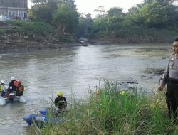 Terpeleset, Entis Sutisna Hilang di Bendung Kali Bekasi