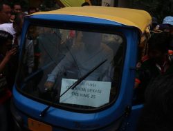 Ada Uang di Balik Bajaj