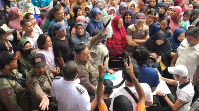 Ribuan Orang Berburu Beras Murah di Kantor Kecamatan Bekasi Barat