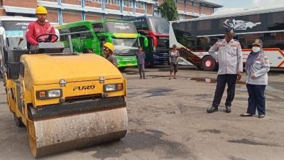 Pastikan Lalu Lintas Lancar, Jalan Rusak di Terminal Bekasi Diperbaiki