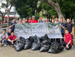 Rayakan HUT ke-44 , Santika Indonesia Gelar Aksi Bersih-bersih Lingkungan