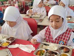 Banyak Kasus Keracunan, Konsumsi Menu MBG di Bekasi Tetap Normal