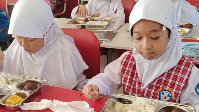 Banyak Kasus Keracunan, Konsumsi Menu MBG di Bekasi Tetap Normal