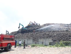 Kurangi Bau Menyengat, DLH Semprot TPAS Burangkeng dengan Mikroba
