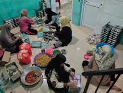 Suplai Makanan Korban Banjir, Kelurahan Bintara Jaya Dirikan Dapur Umum