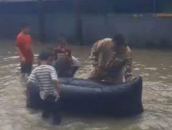 Terjun Ke Lokasi, Anggota Polisi Pulihkan Senyum Anak-Anak Korban Banjir
