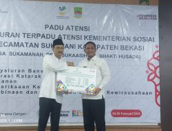 Mensos Salurkan Bansos Atensi ke 434 Penerima Manfaat di Bekasi