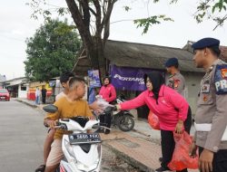 Tebar Kebaikan di Bulan Ramadan, Brimob Batalyon D Pelopor dan Bhayangkari Bagikan Takjil